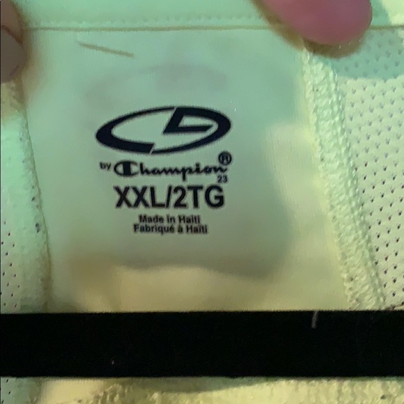 Bright workout tee with mesh shoulder panels - Picture 3 of 4